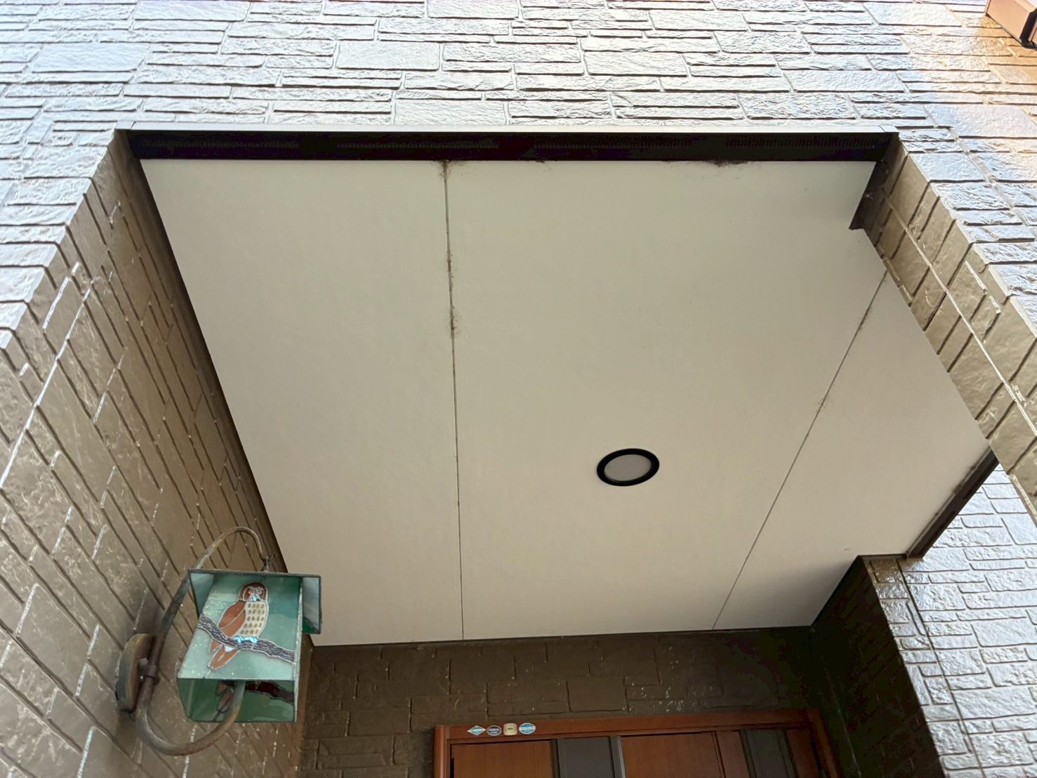 劣化症状のない綺麗な玄関ポーチの軒天